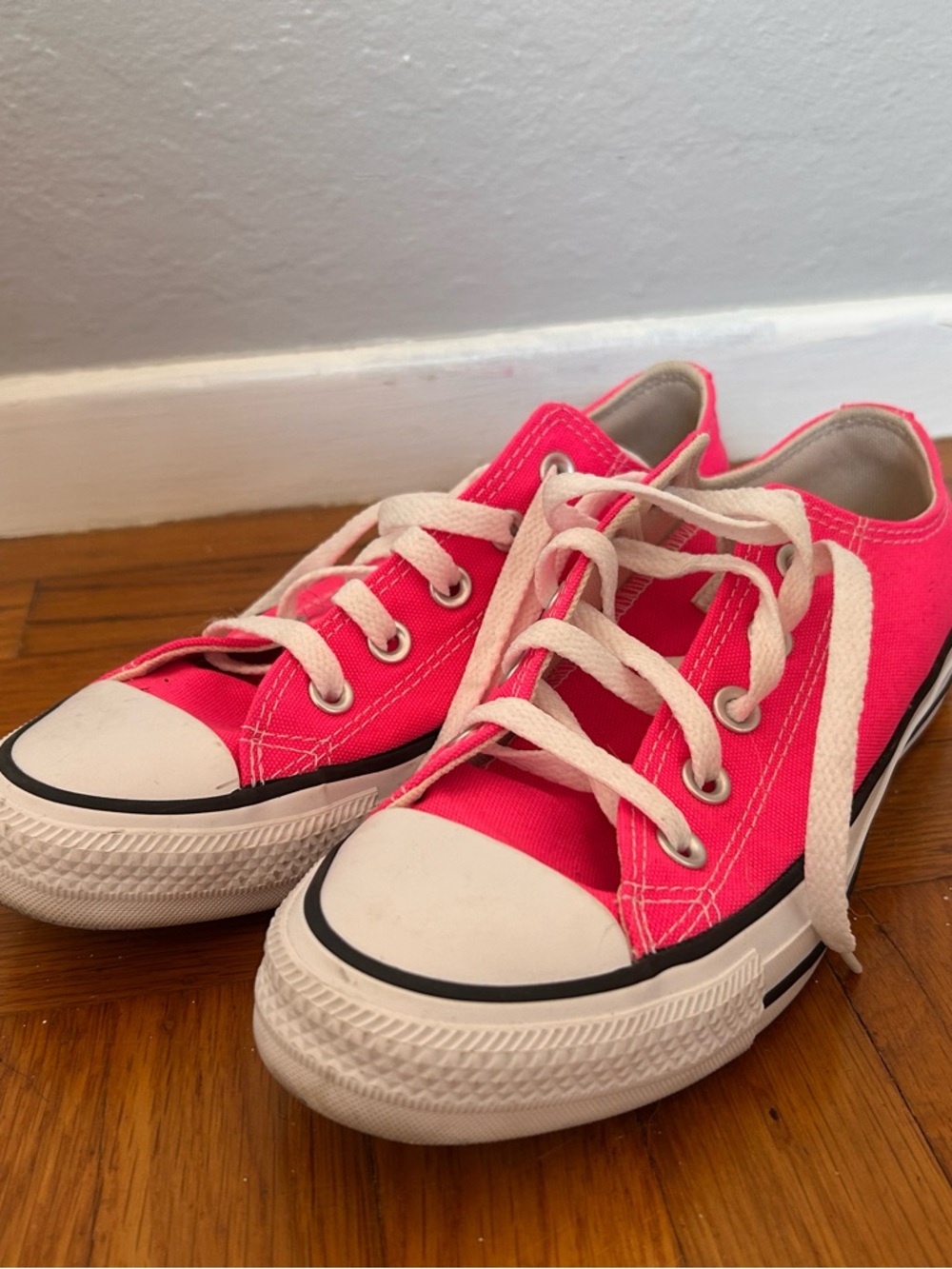Converse Wonen’s size 6 Bright Pink Low-Top Canvas Sneakers